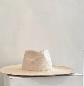 Nour Fedora, Cream